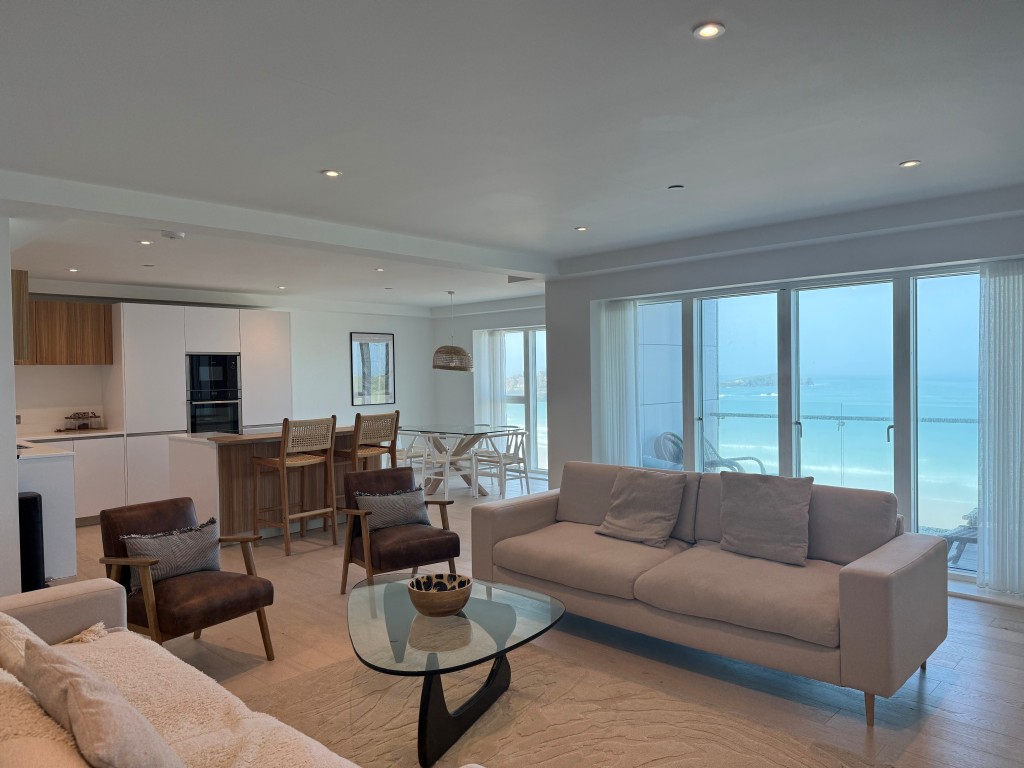 Lot: 132 - SPACIOUS TWO-BEDROOM APARTMENT WITH STUNNING SEA VIEWS AND PARKING - Open plan kitchen dining living area